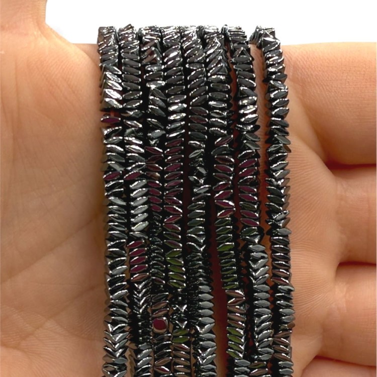 Hematyt poduszka / kolor czarny / ok. 3x1mm