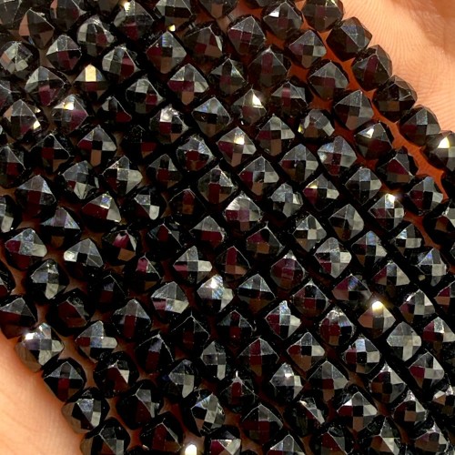 Spinel / kostka fasetowana / ok. 4x4mm