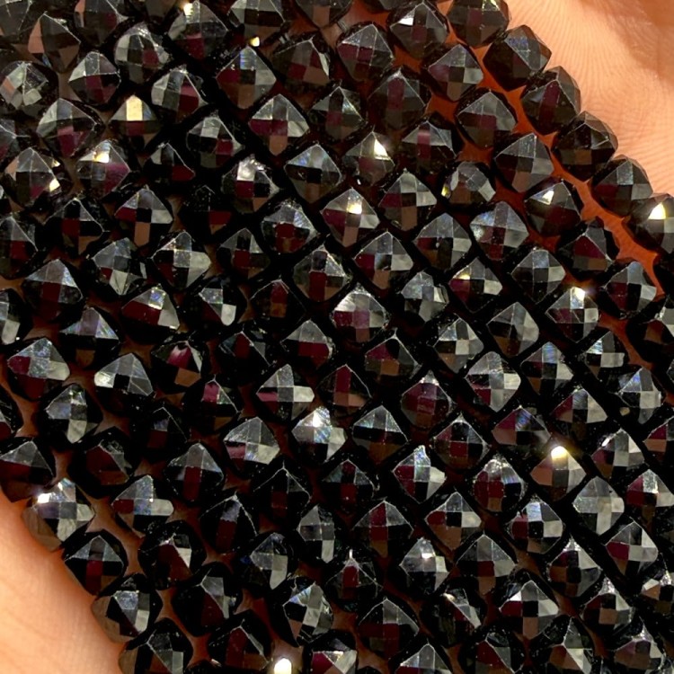 Spinel / kostka fasetowana / ok. 4x4mm