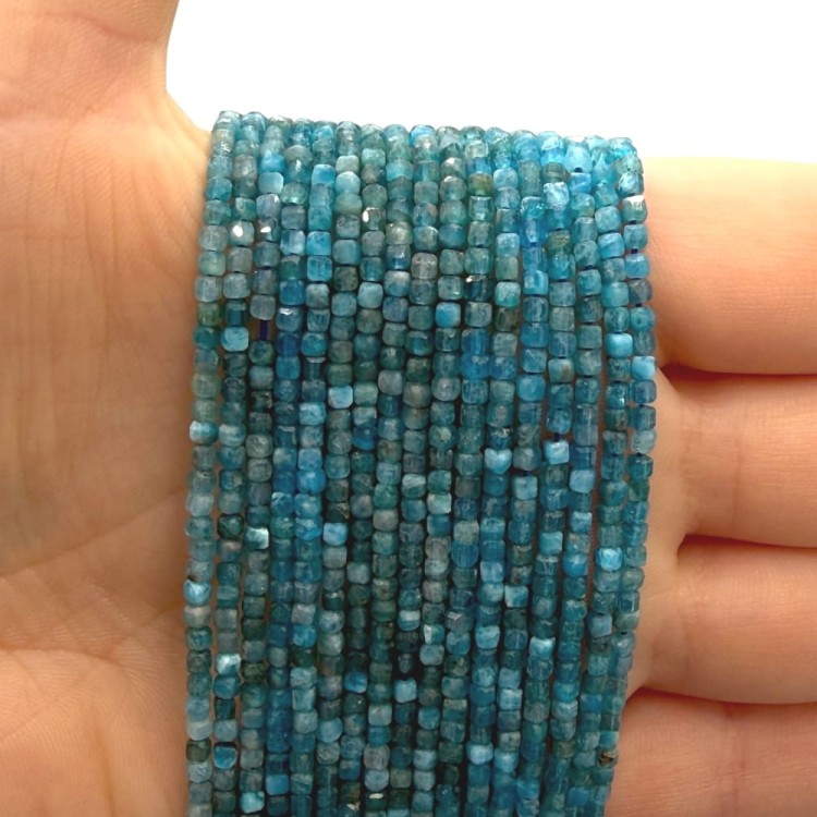 Apatyt Niebieski / kostka fasetowana / ok. 2x2mm