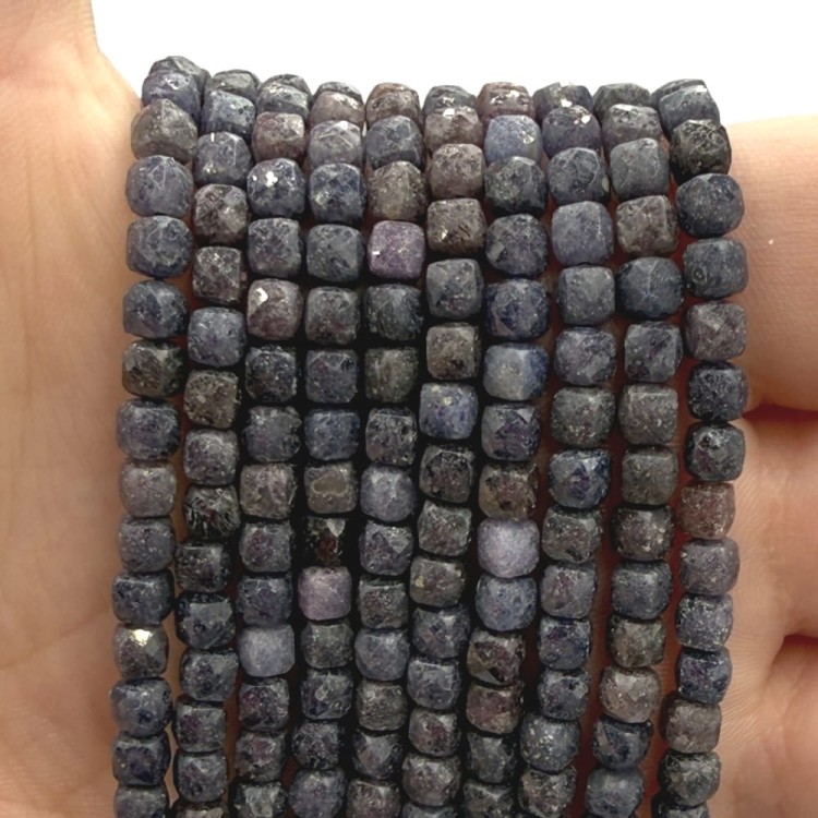 Szafir / kostka fasetowana / ok. 4x4mm