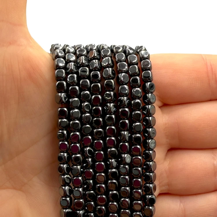 Hematyt Kostka / kolor czarny / ok. 4x4mm