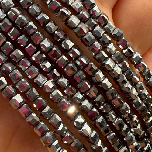 Hematyt Kostka / kolor srebrny / ok. 3x3mm