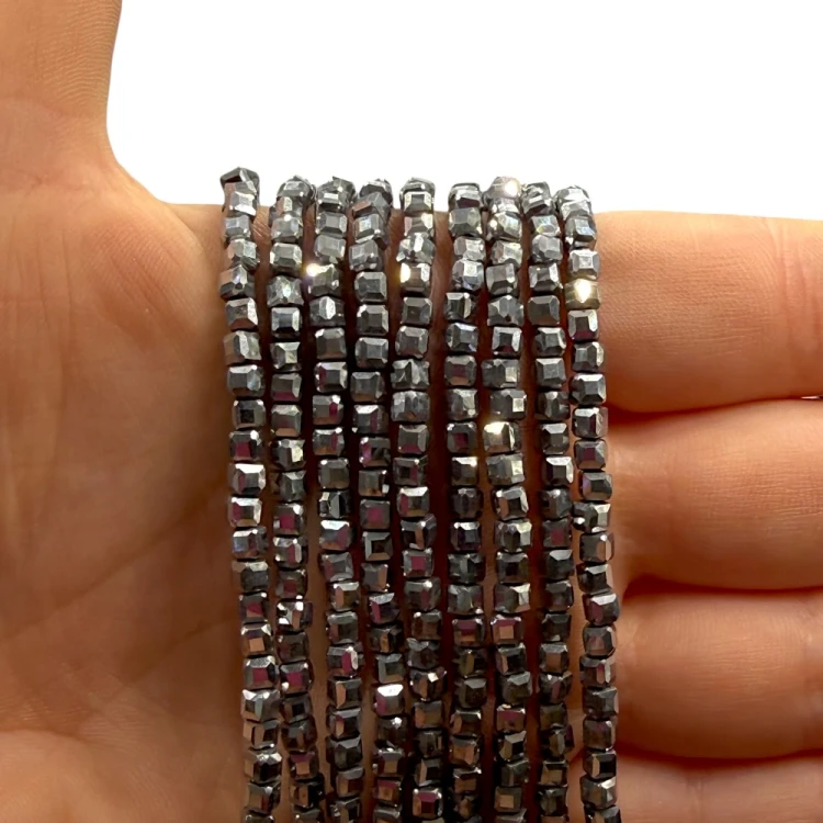 Hematyt Kostka / kolor srebrny / ok. 3x3mm