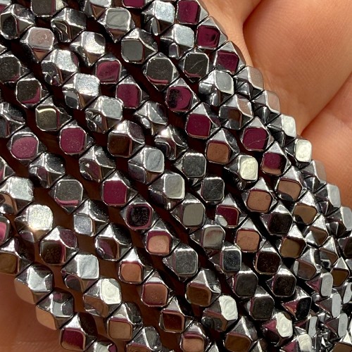 Hematyt Kostka, Ściete Rogi / kolor srebrny / ok. 4x4mm