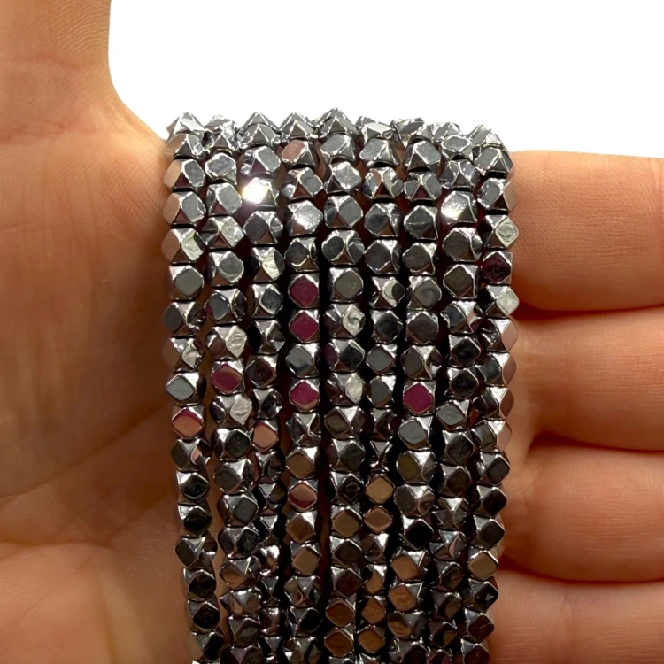 Hematyt Kostka, Ściete Rogi / kolor srebrny / ok. 4x4mm