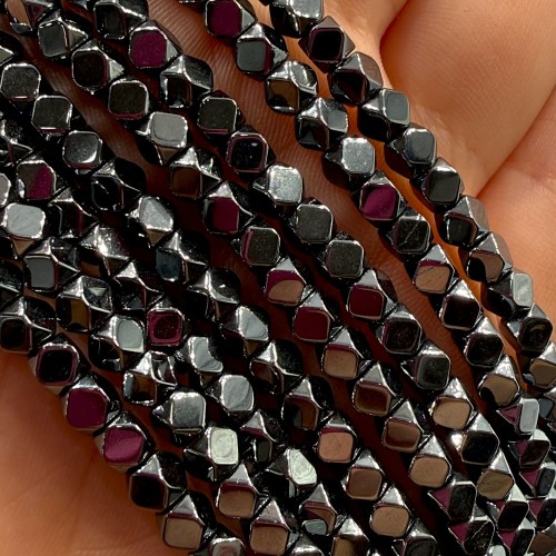 Hematyt Kostka, Ściete Rogi / kolor czarny / ok. 4x4mm