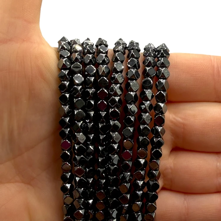 Hematyt Kostka, Ściete Rogi / kolor czarny / ok. 4x4mm