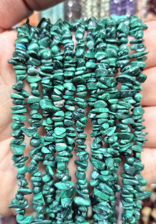 Malachit / sieczka - 80 cm gładka / ok. 3x5mm
