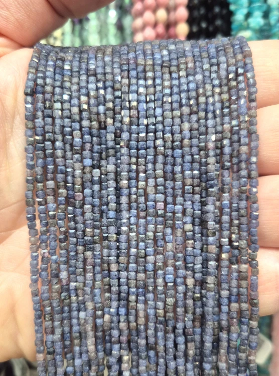 Szafir / kostka fasetowana / ok. 2x2mm