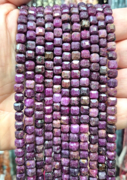 Rubin Ciemny / kostka fasetowana / ok. 5x5mm