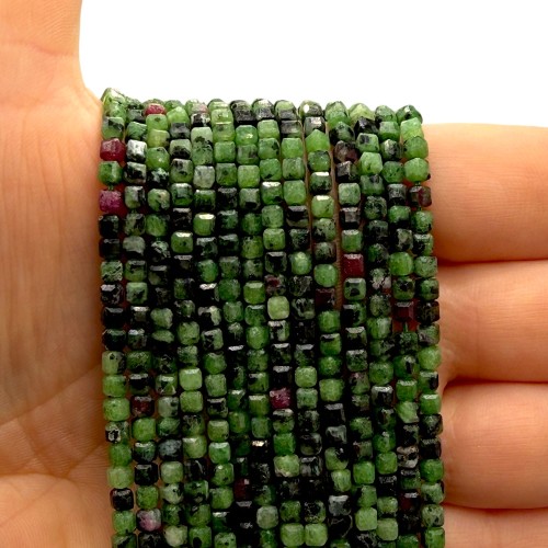 Zoisyt z Rubinem (Anyolit) / kostka fasetowana/ ok. 3x3mm