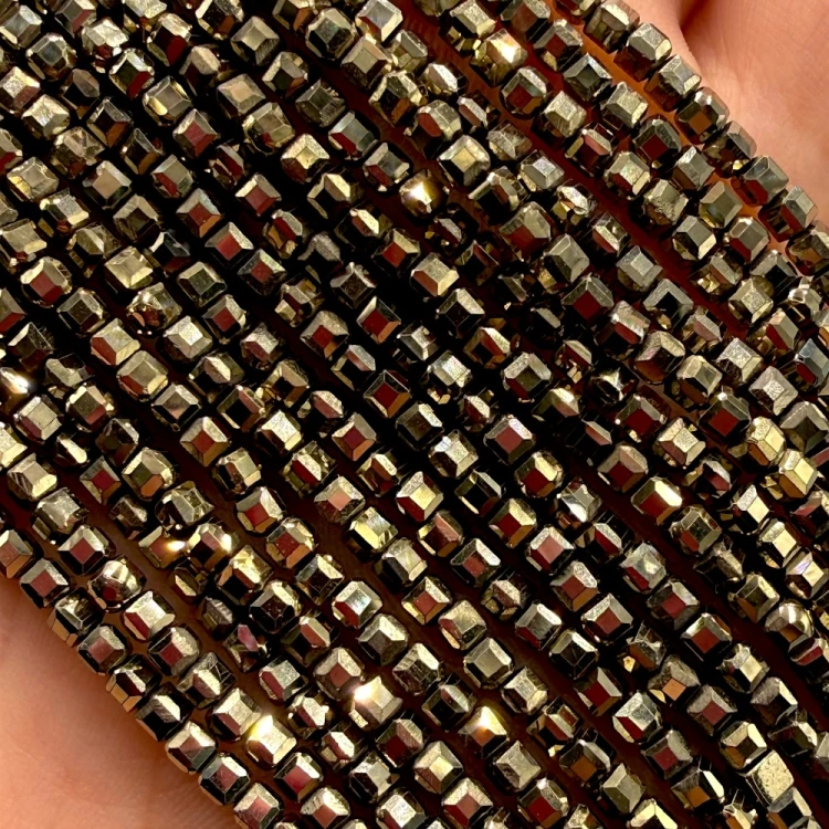 Piryt / kostka fasetowana / ok. 3x3mm