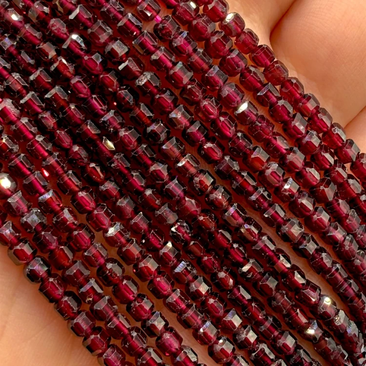 Granat / kostka fasetowana / ok. 3x3mm