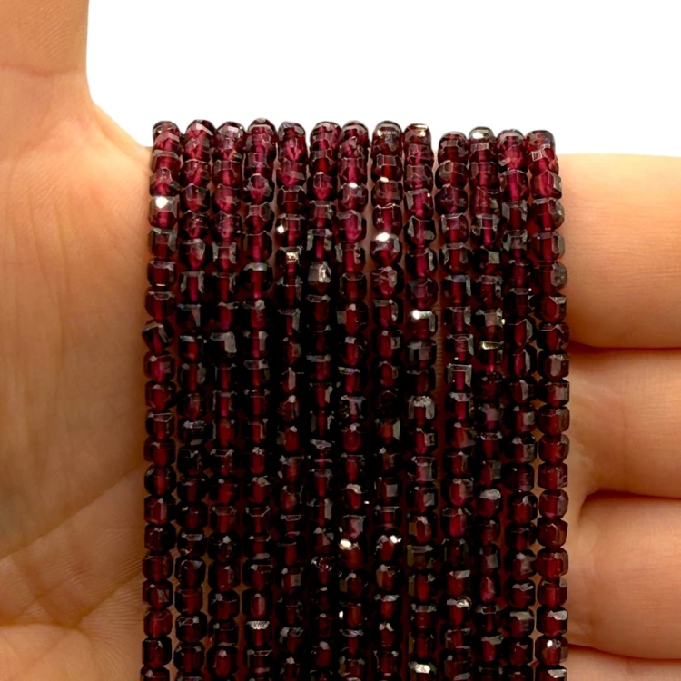 Granat / kostka fasetowana / ok. 3x3mm