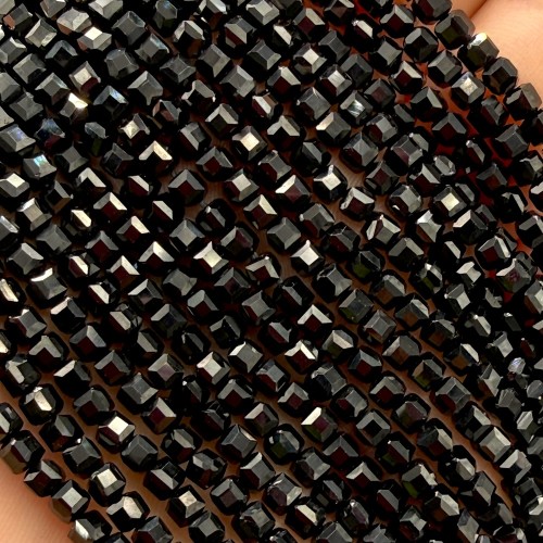 Spinel / kostka fasetowana / ok. 2x2mm