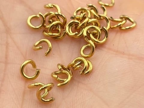 Kółeczka zaciskowe 4mm gr. 0,8mm / stal PVD / kolor złoty / 50szt.