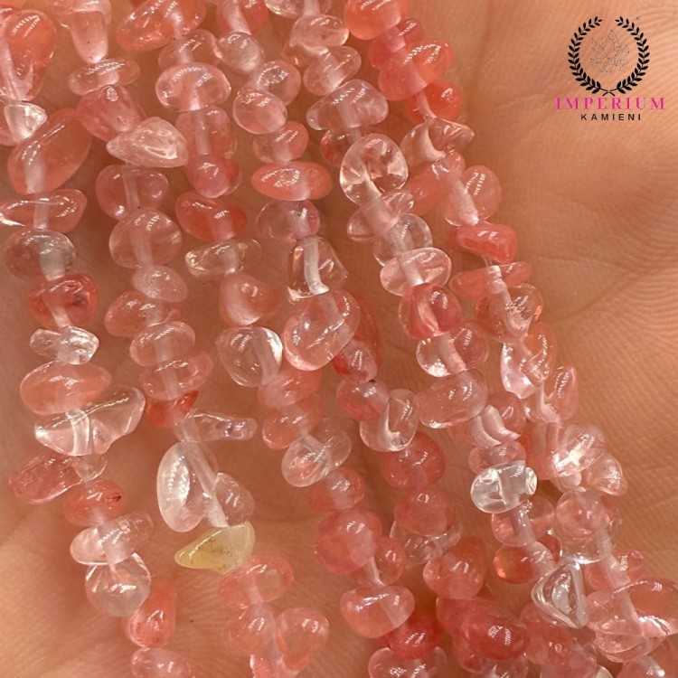 Kwarc truskawkowy / sieczka - 80 cm gładka / ok. 3x5mm