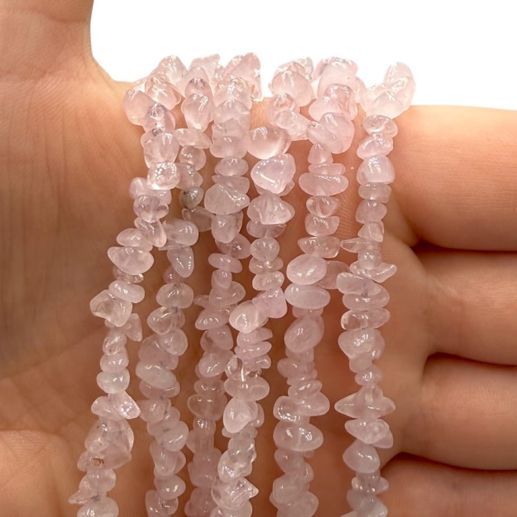 Kwarc Różowy / sieczka - 80 cm gładka / ok. 3x5mm