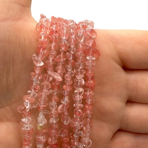 Kwarc truskawkowy / sieczka - 80 cm gładka / ok. 3x5mm