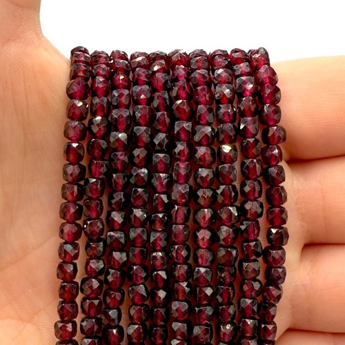 Granat / kostka fasetowana / ok. 4x4mm