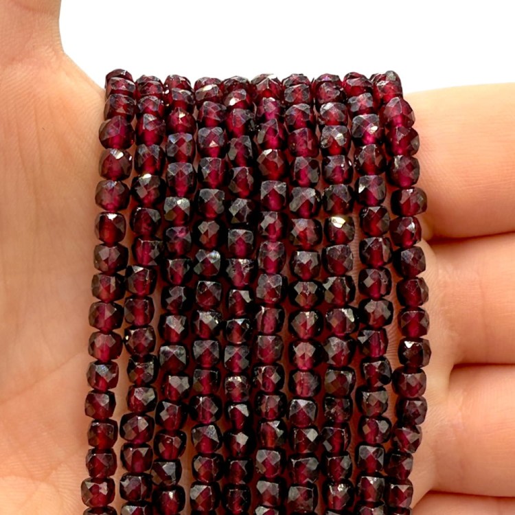 Granat / kostka fasetowana / ok. 4x4mm