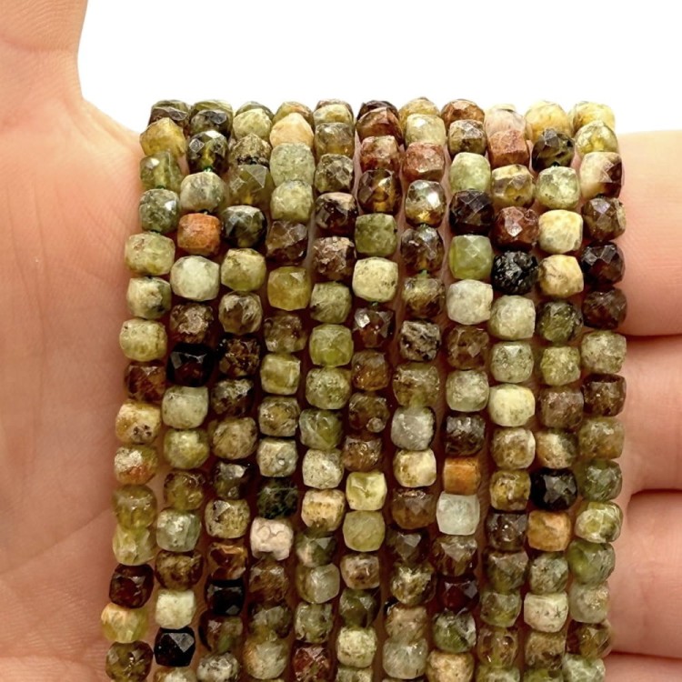 Granat Zielony / kostka fasetowana / ok. 4x4mm