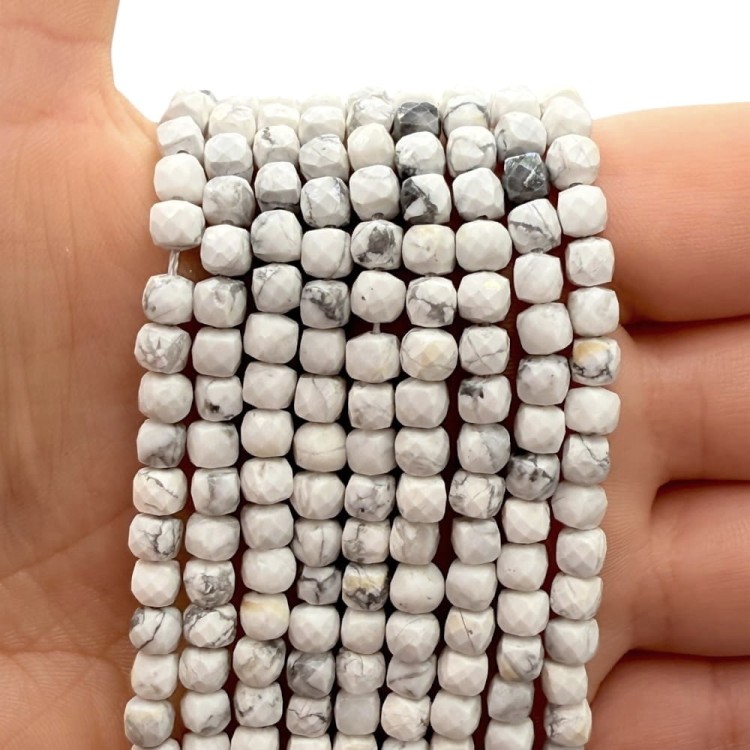 Howlit / kostka fasetowana / ok. 4x4mm