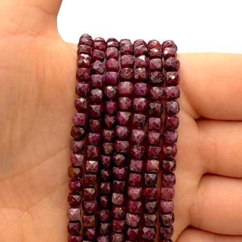 Rubin Ciemny diamentowy / kostka fasetowana / ok. 4x4mm