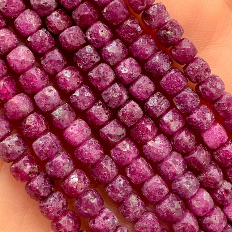 Rubin Ciemny / kostka fasetowana / ok. 4x4mm