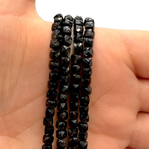 Turmalin Czarny / kostka fasetowana / ok. 4x4mm