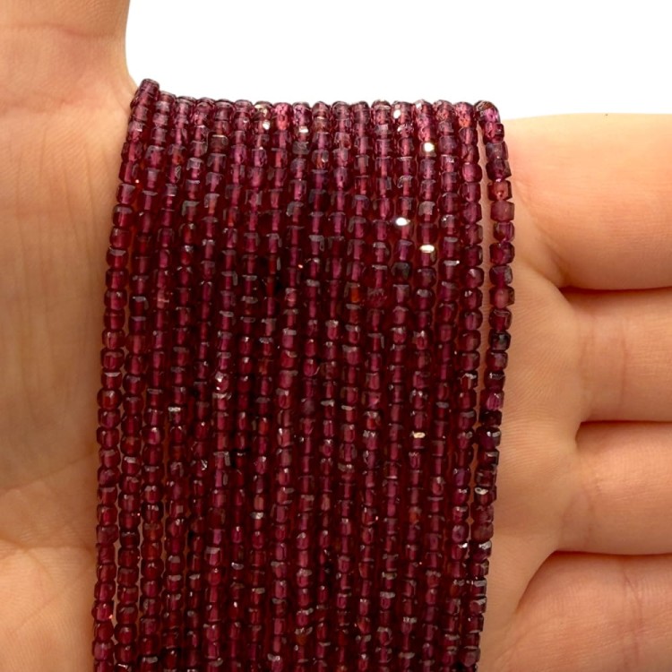 Granat / kostka fasetowana / ok. 2x2mm