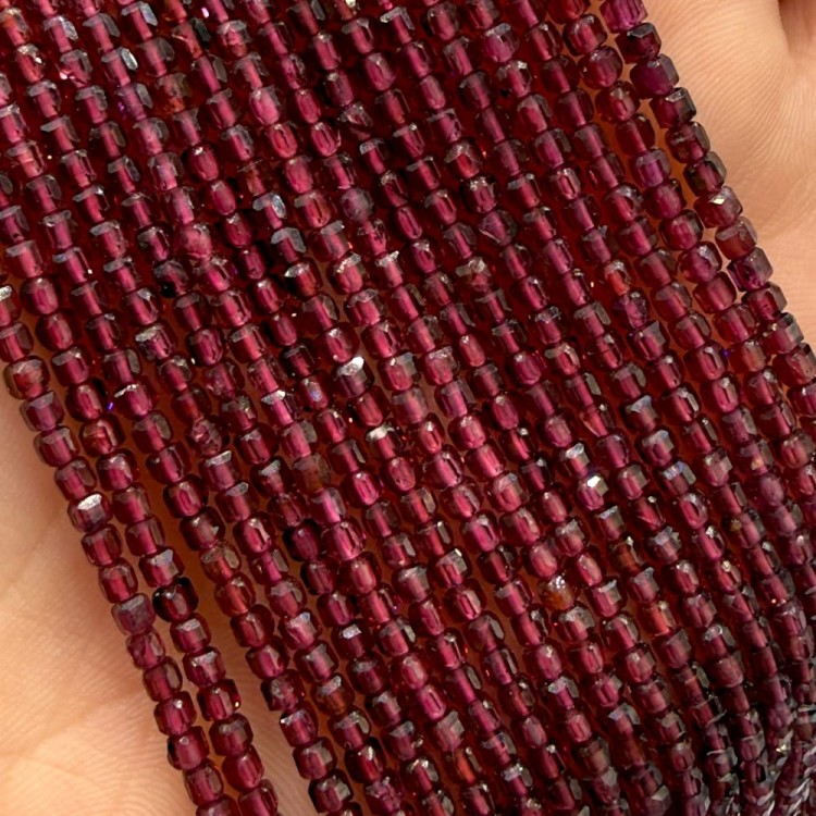 Granat / kostka fasetowana / ok. 2x2mm
